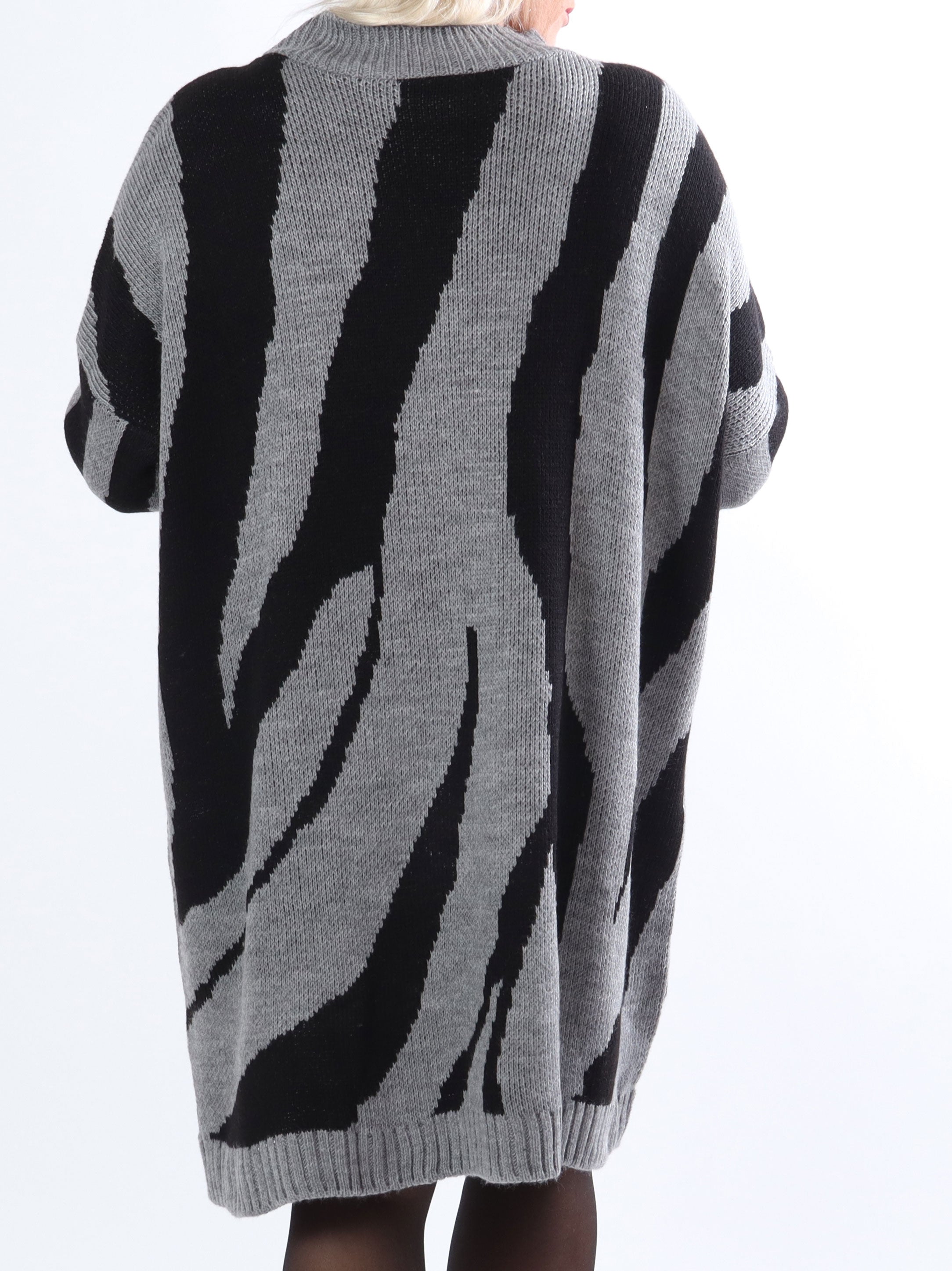 Katya - Mjuk stickad plus size klänning med stort zebratryck